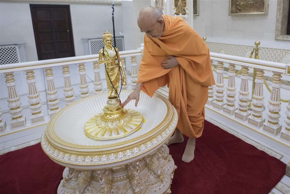 Swamishri offers his respect to Shri Nilkanth Varni