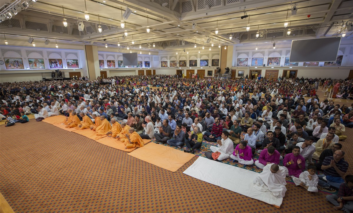 Devotees enjoy the kirtans about Pramukh Swami Maharaj