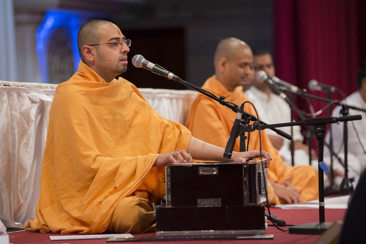 Swamis and devotees sing a series of kirtans about the divine virtues of Pramukh Swami Maharaj