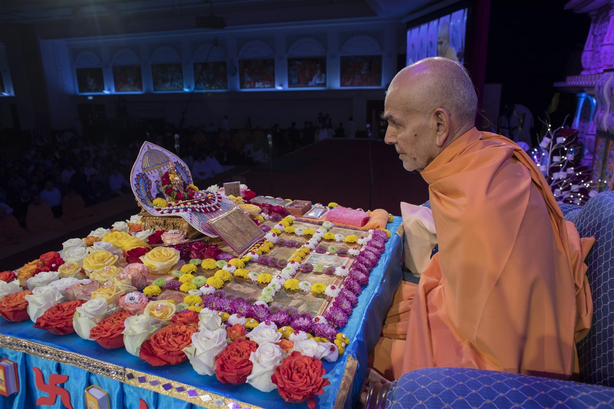 Swamishri engrossed in his puja