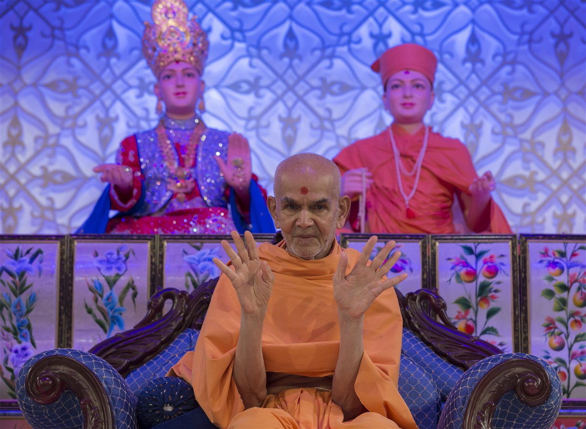 Swamishri blesses the children