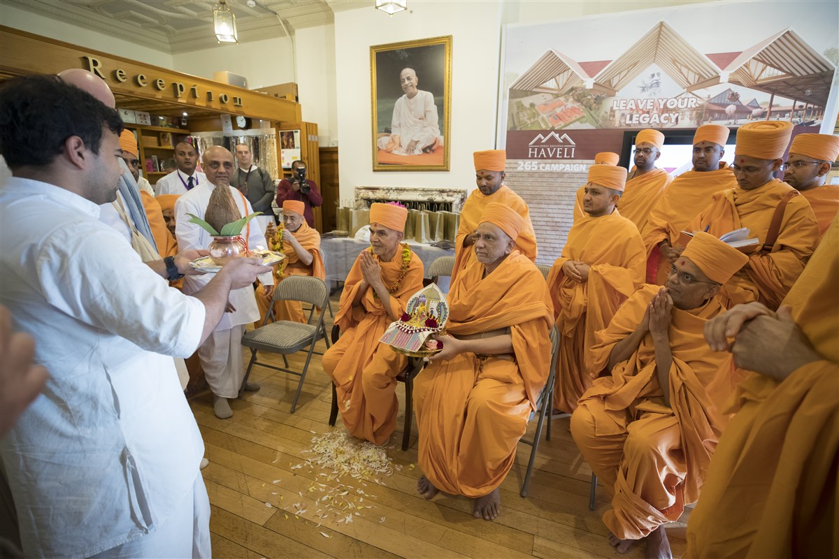 Swamishri graces Bhaktivedanta Manor in Watford with Shri Harikrishna Maharaj and swamis