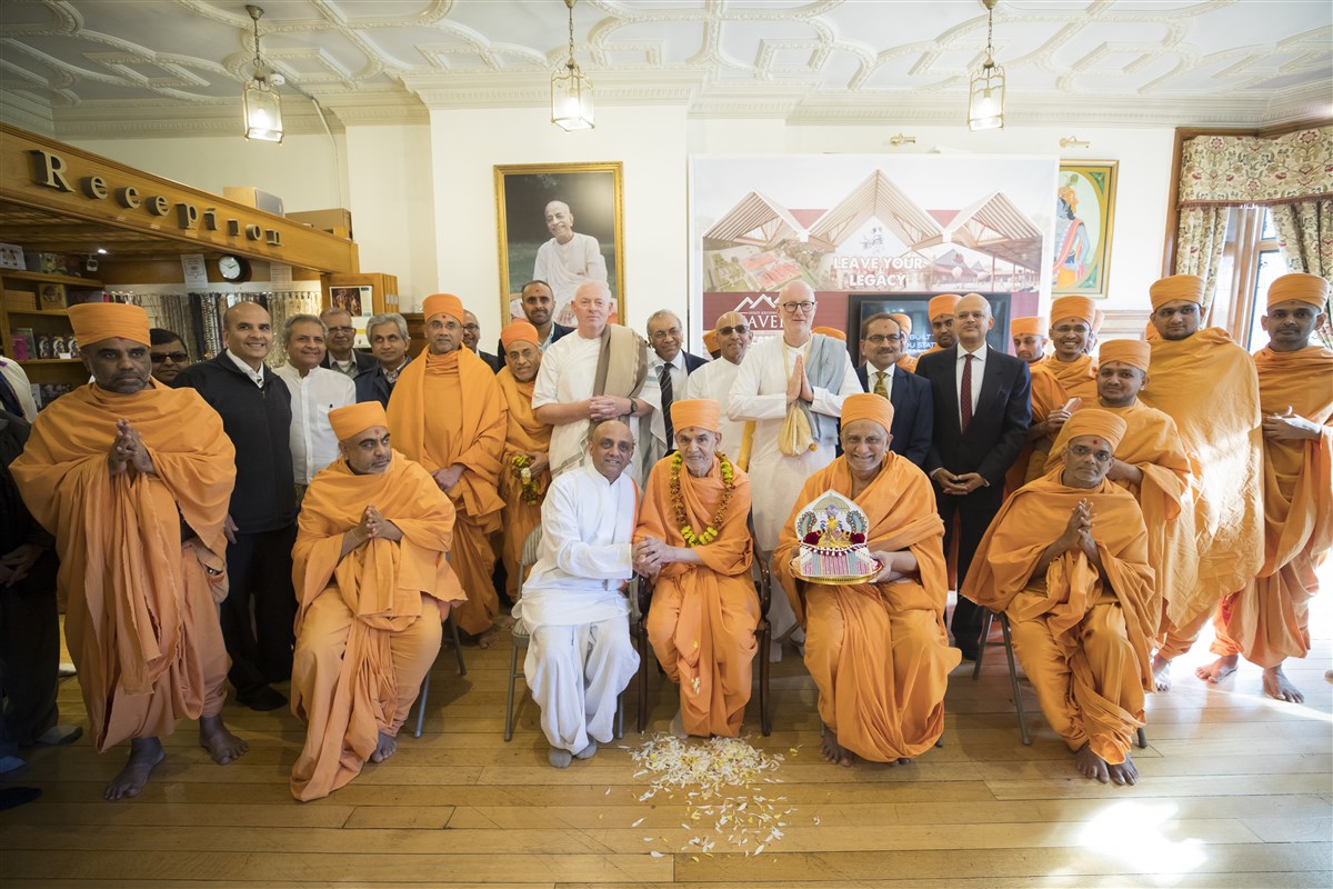 Shri Harikrishna Maharaj and Swamishri with trustees and leading ISKCON devotees of Bhaktivedanta Manor