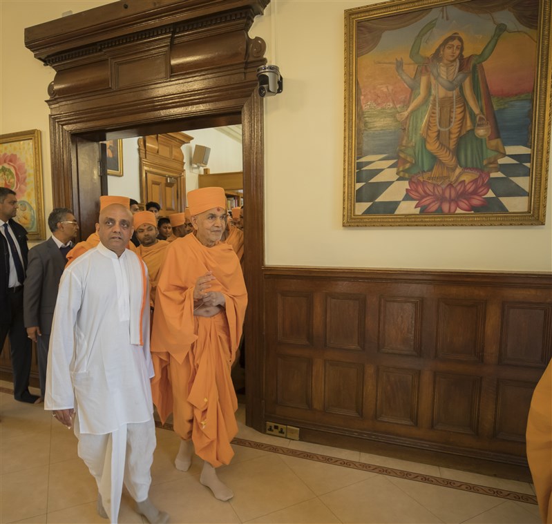Swamishri is given a tour of the Manor temple