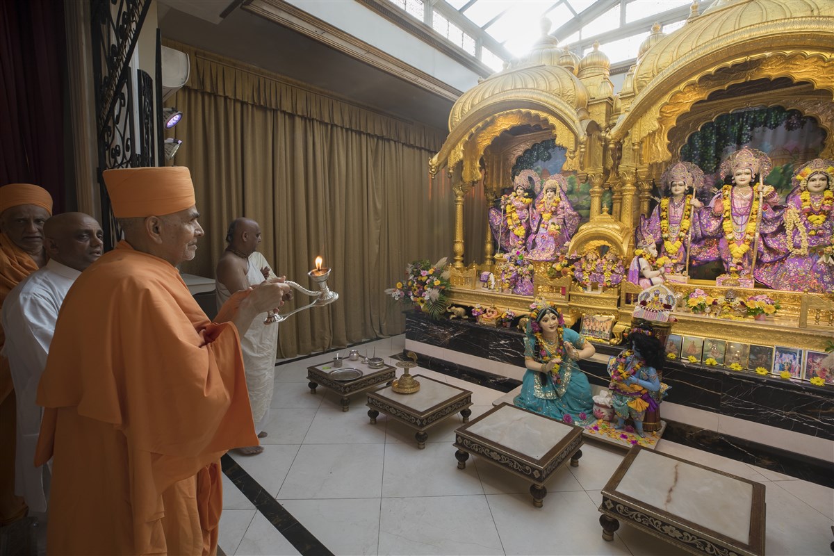 Swamishri performs the arti of the murtis