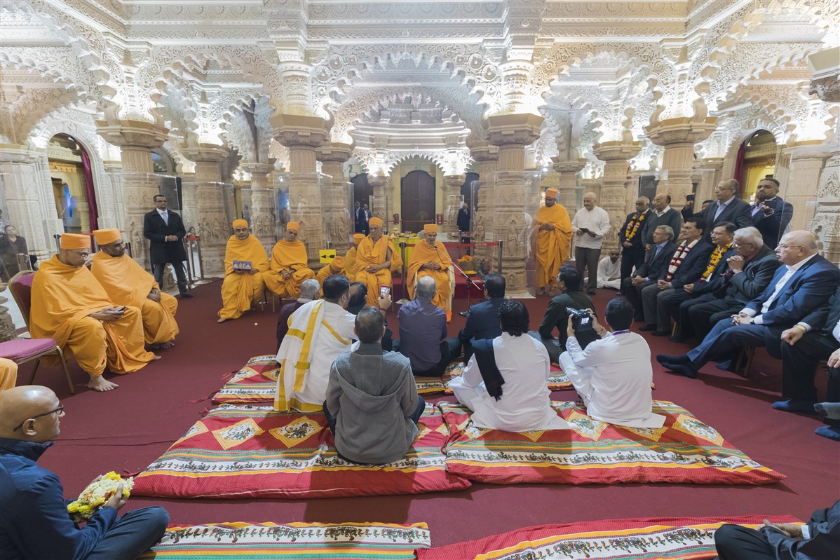 Swamishri blesses the trustees and devotees of the Mandir
