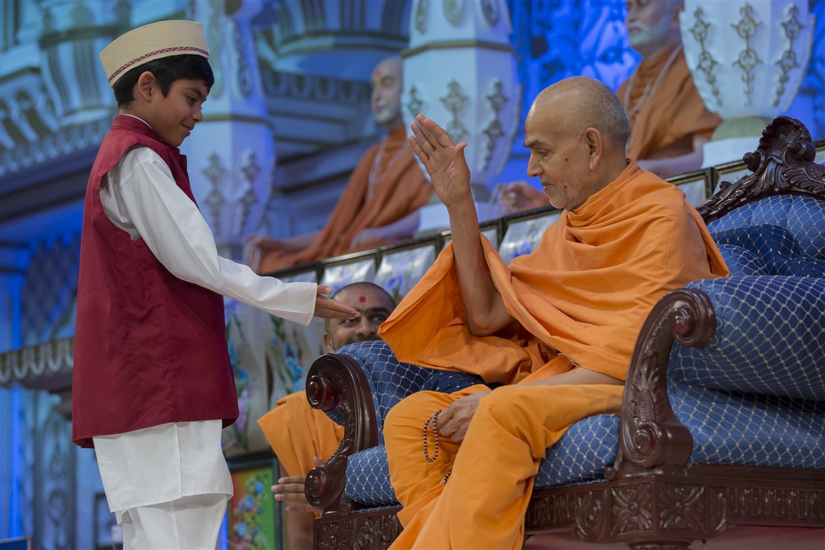 Swamishri engages with the child presenters