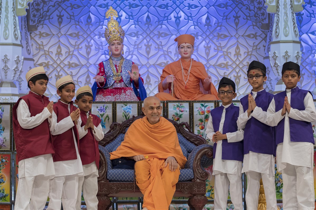 Swamishri with the child presenters