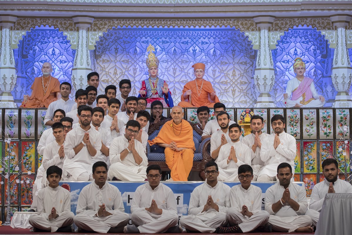 Swamishri with the group winners in the Kishore Mandal Adhiveshan