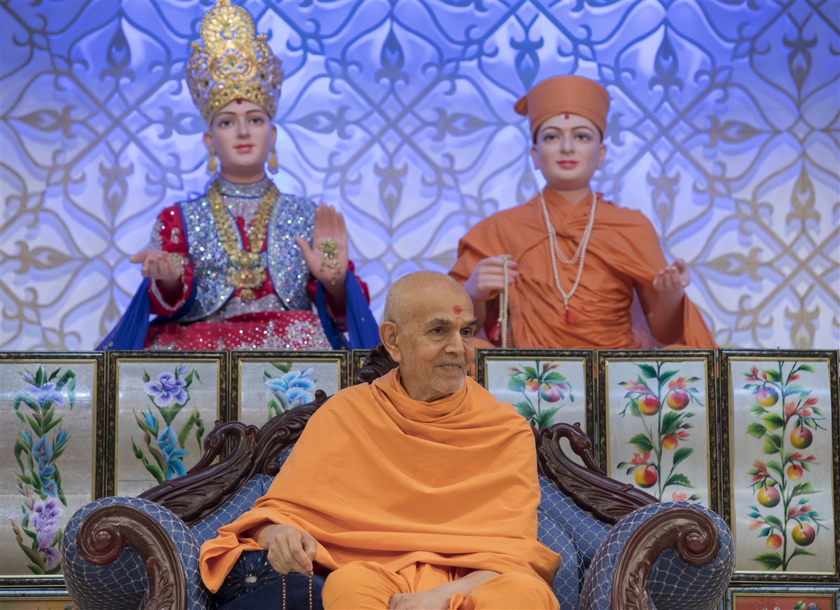 Swamishri gracing the evening assembly