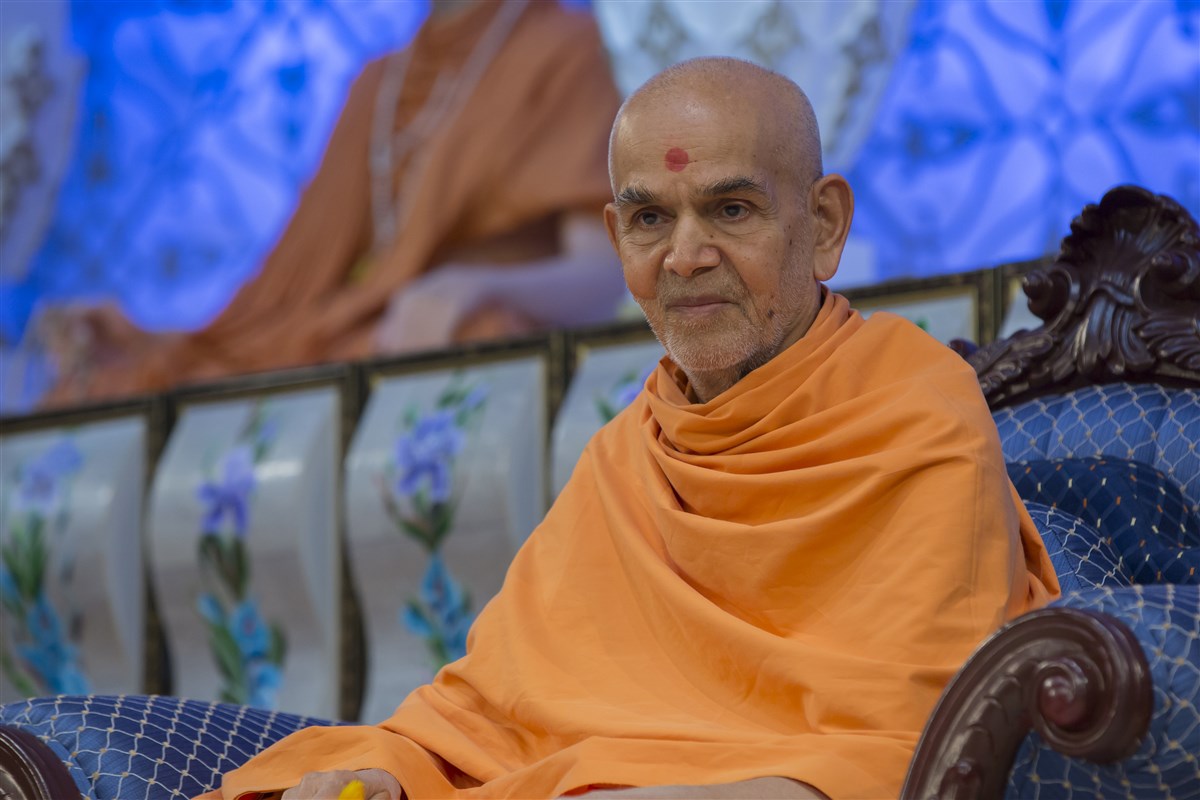 Swamishri gracing the evening assembly