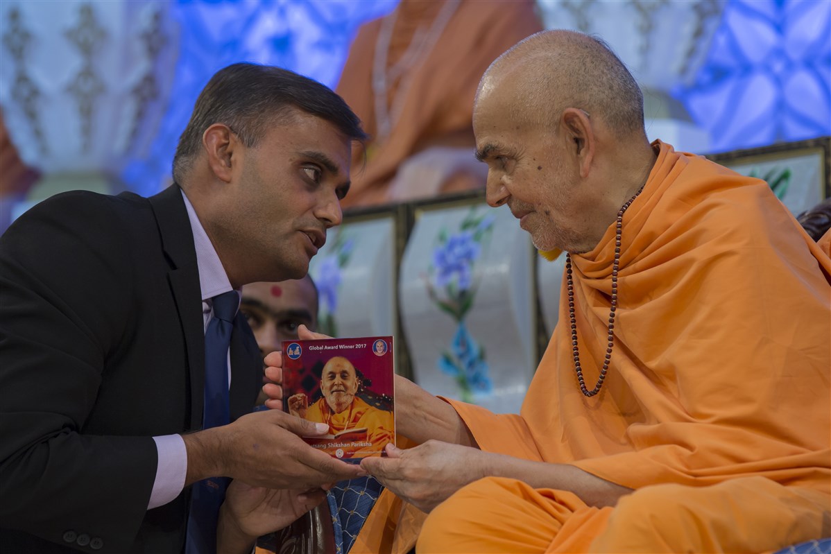 Swamishri presents awards for high-achievers in the global 'Satsang Examinations'