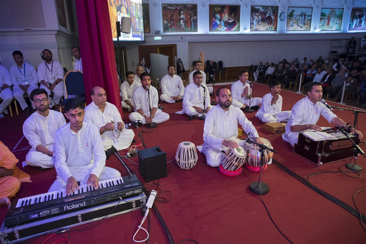 A yuvak sings in Swamishri's puja