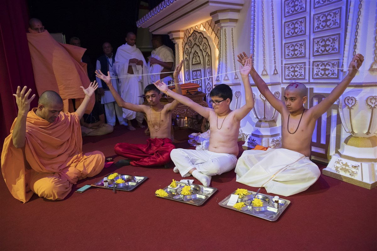 Three children receive the upavit samskara during Swamishri's puja