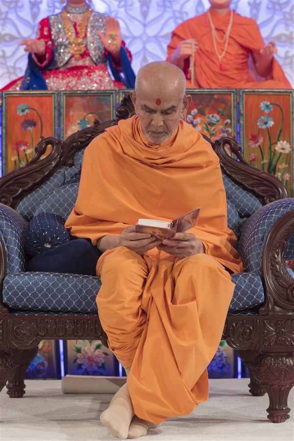 Swamishri reads the Shikshapatri in conclusion to his puja