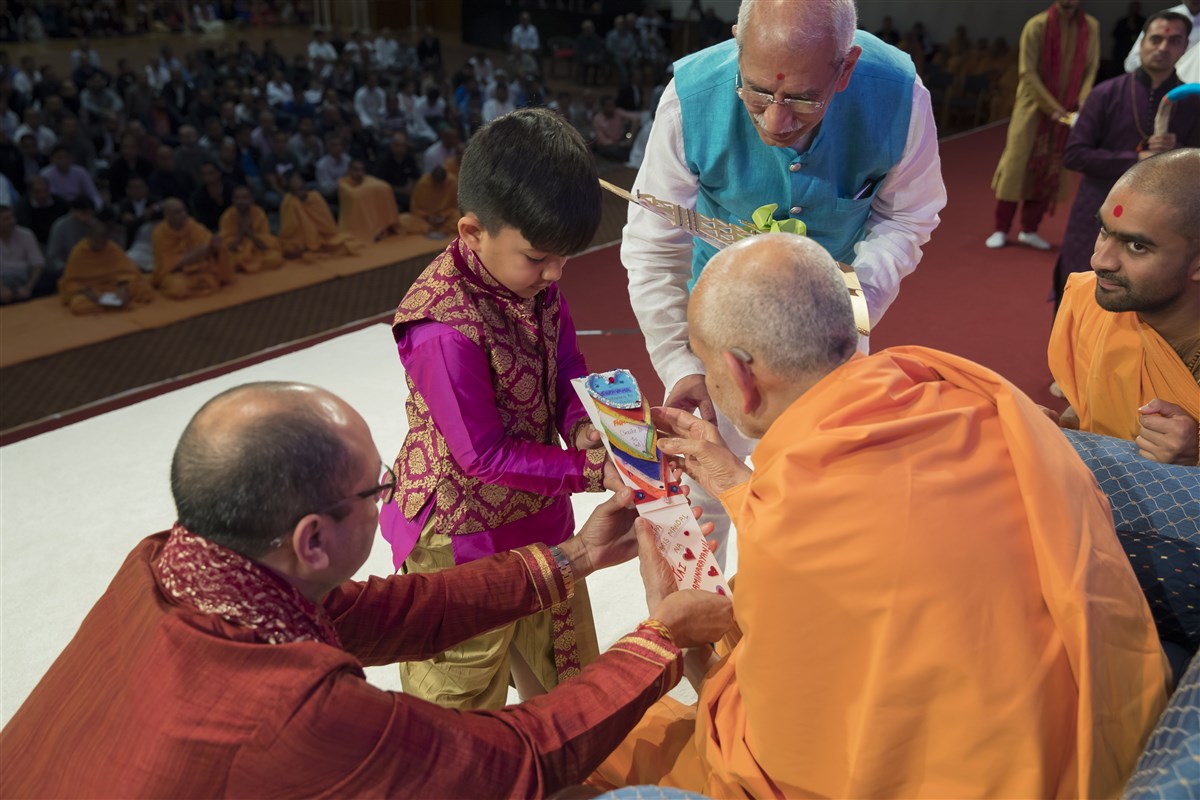 Devotees from Paris extend an invitation to Swamishri to grace Europe