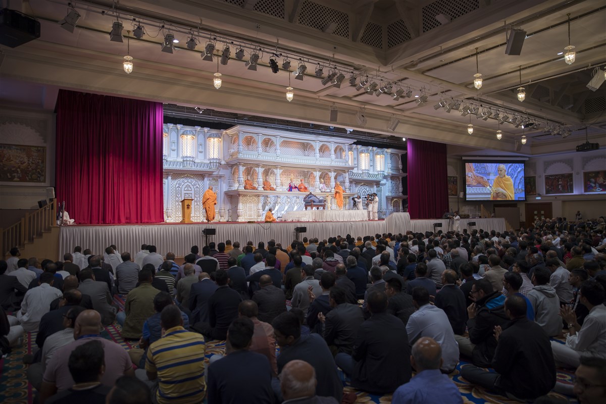 Swamishri performs the arti in the evening assembly