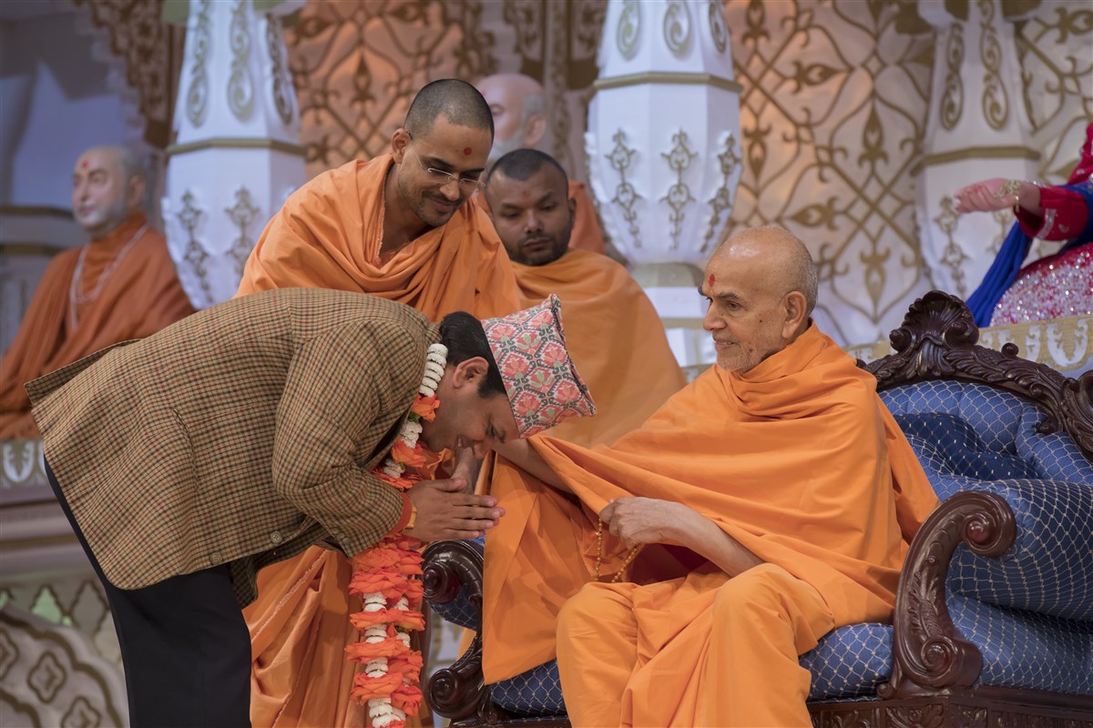 Professor Acharya receives Swamishri's blessings