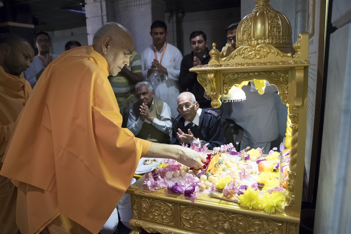 Param Pujya Mahant Swami Maharaj offers flowers to the mahapuja
