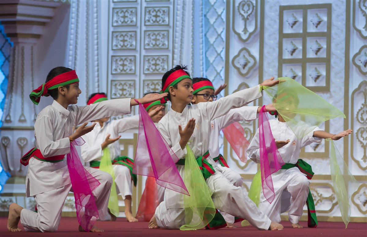 Pupils perform a dance during Swamishri's puja