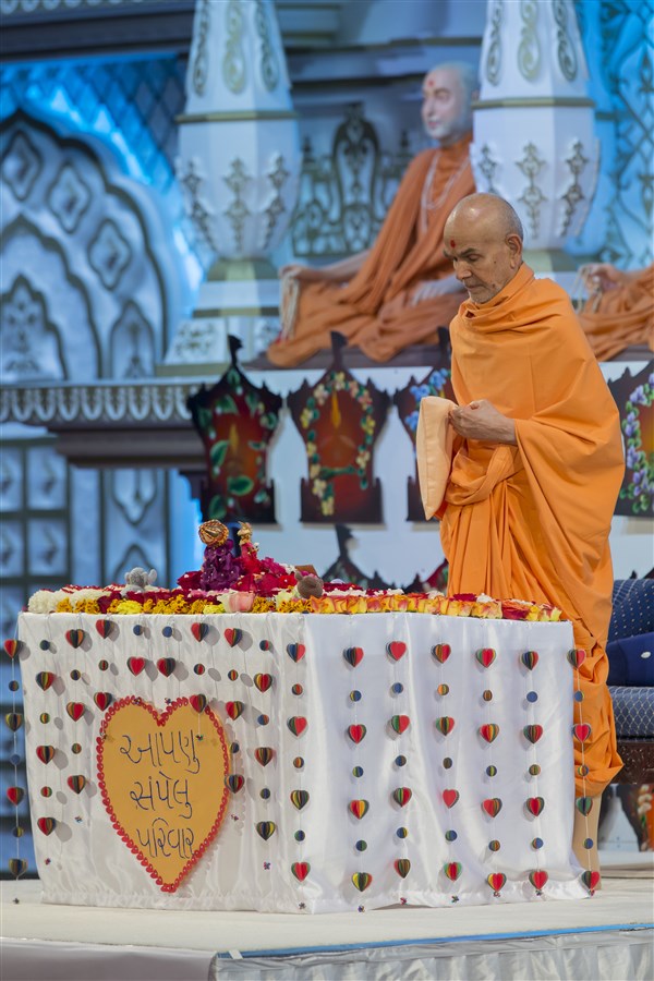 Swamishri performs the tapni mala
