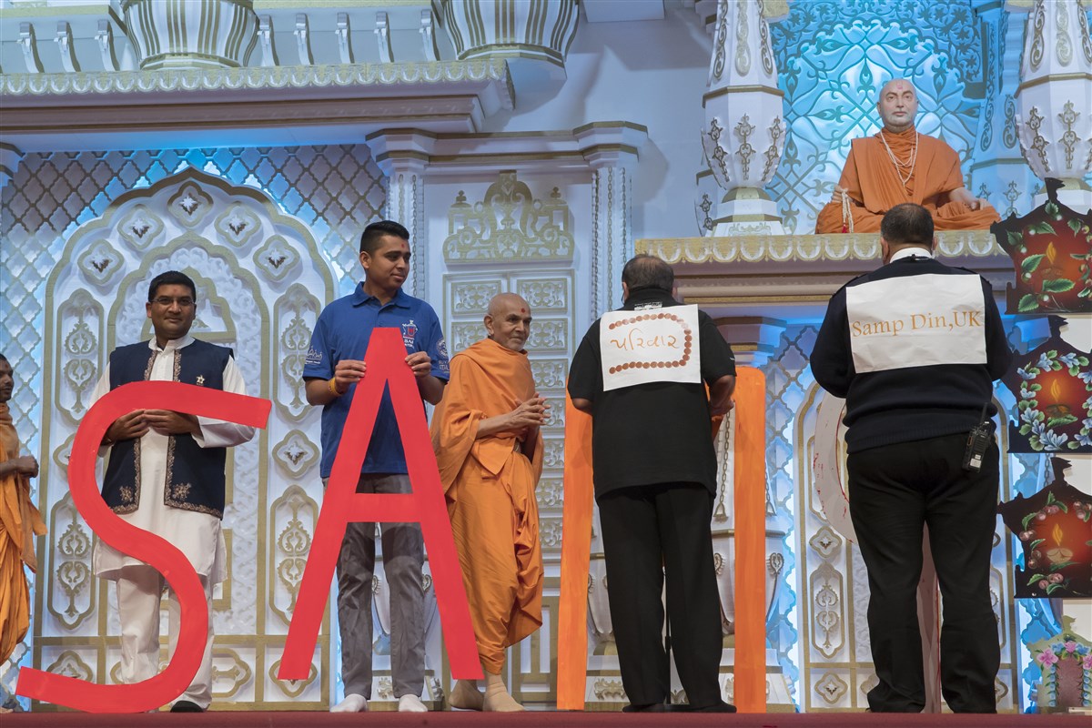 Swamishri engages in a skit depicting today's theme of 'Samp'