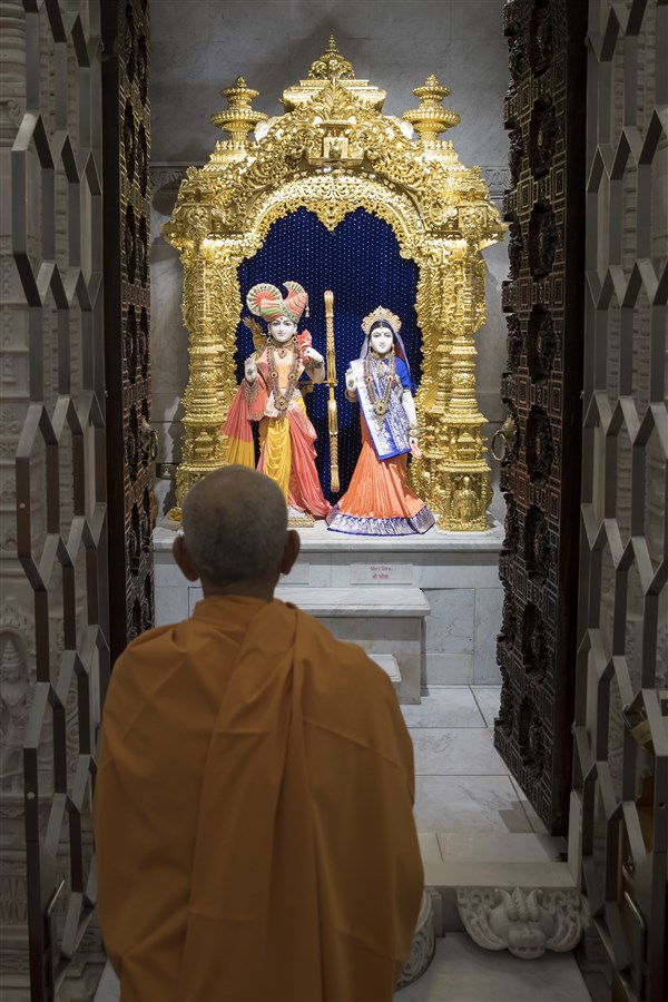 Swamishri engaged in the darshan of Shri Sita-Rama