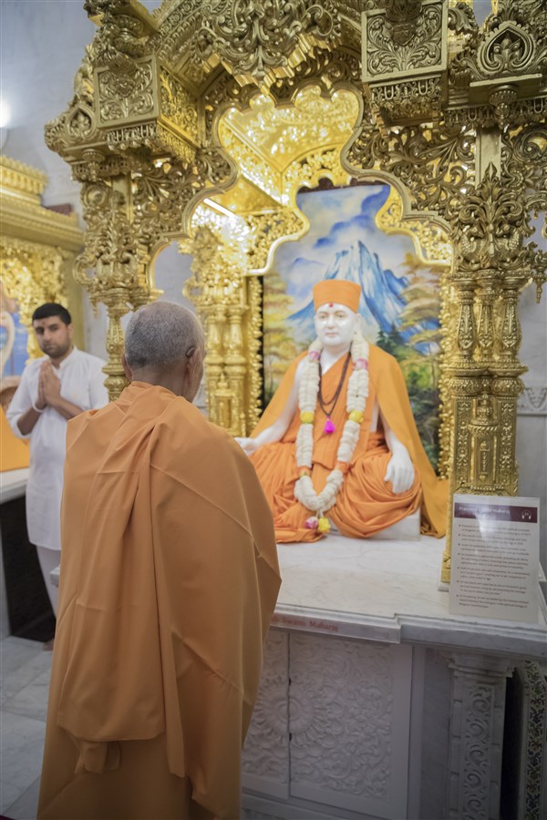 Swamishri engrossed in the darshan of Pramukh Swami Maharaj