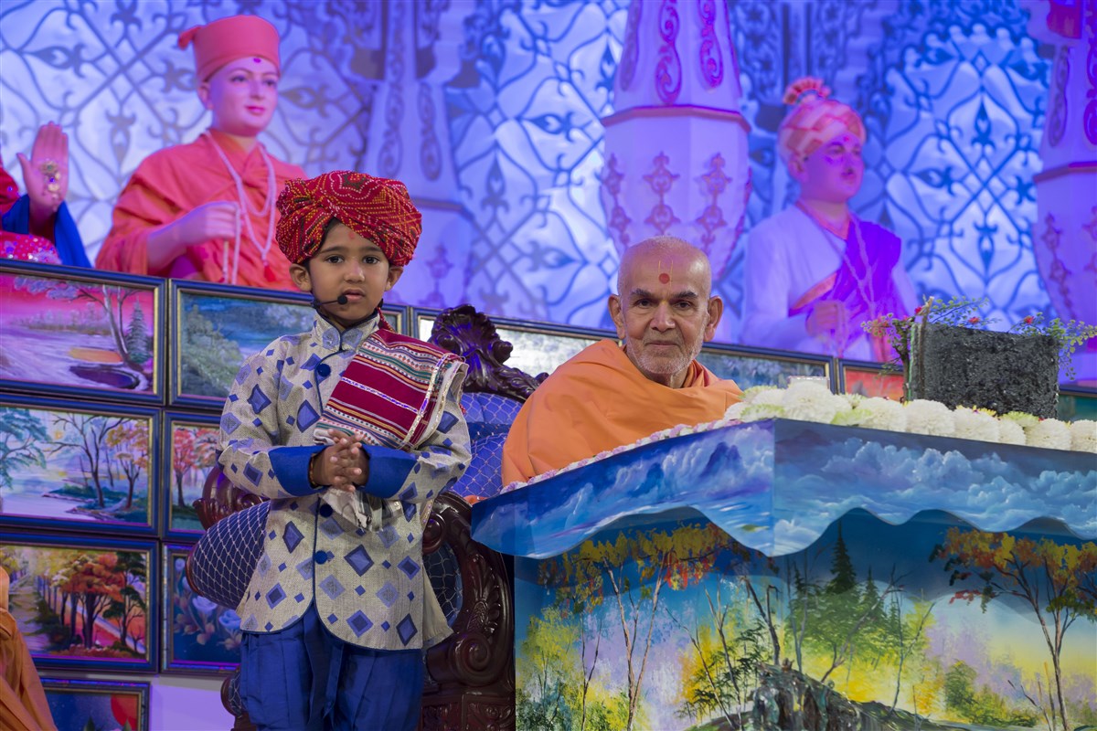Swamishri blesses the child