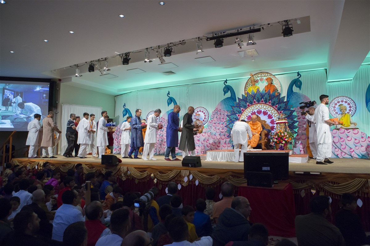 Devotees from around the UK accord a devotional welcome to Shri Harikrishna Maharaj and Swamishri