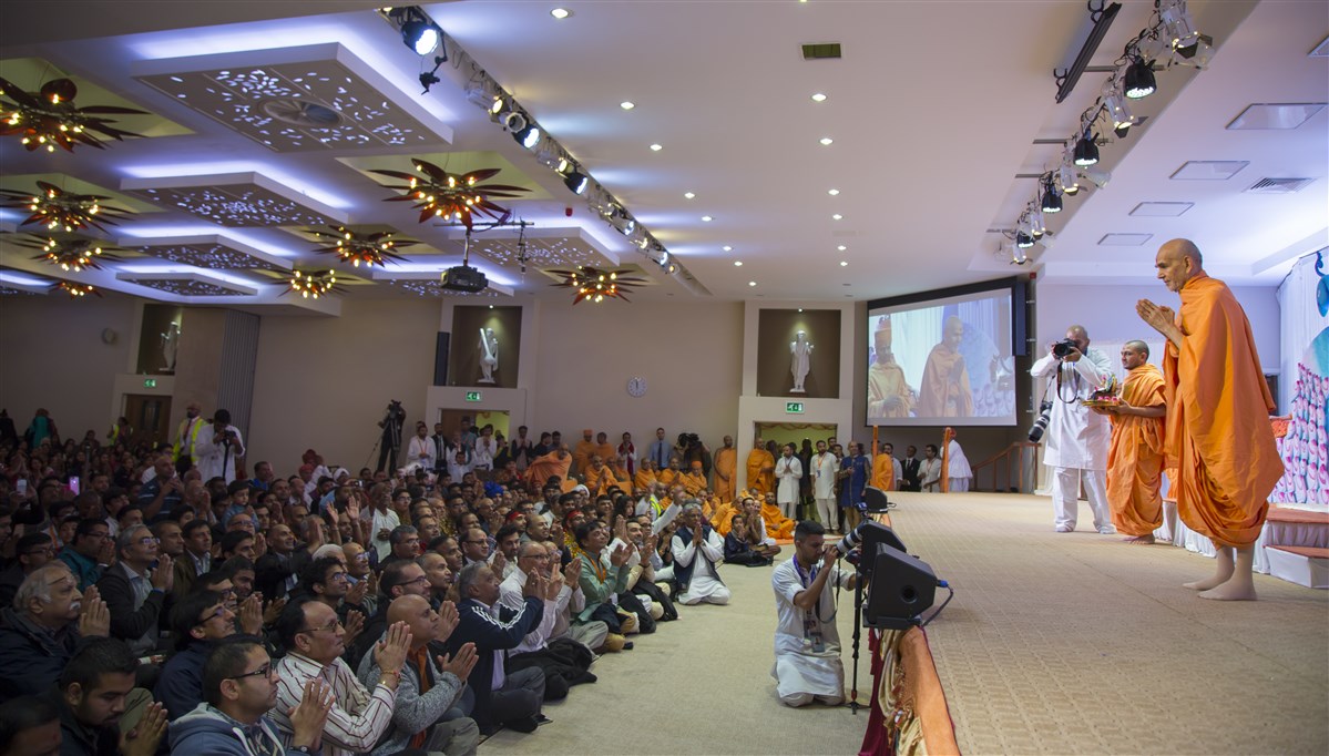Swamishri bids the gathered devotees 'Jai Swaminarayan' with folded hands