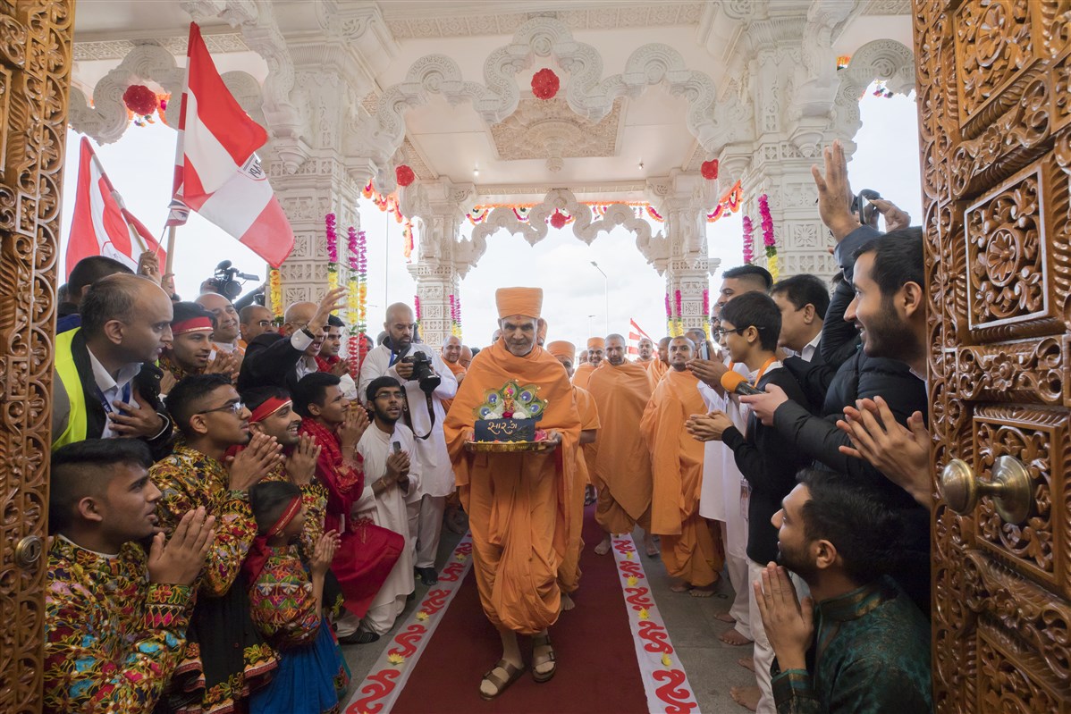 Swamishri enters the Mandir with Shri Harikrishna Maharaj