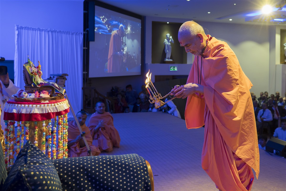 Swamishri performs the arti of Shri Harikrishna Maharaj