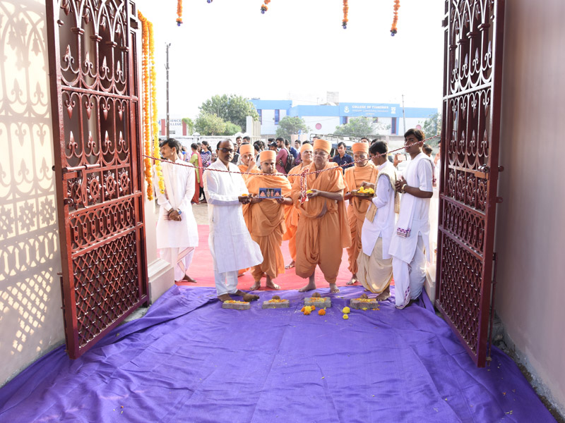 Pujya Ishwarcharan Swami performs gate inauguration rituals
