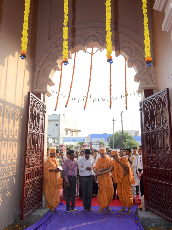 Pujya Viveksagar Swami performs gate inauguration rituals