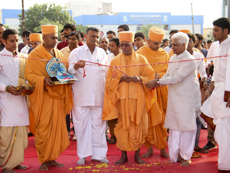 Pujya Doctor Swami and dignitaries perform gate inauguration rituals