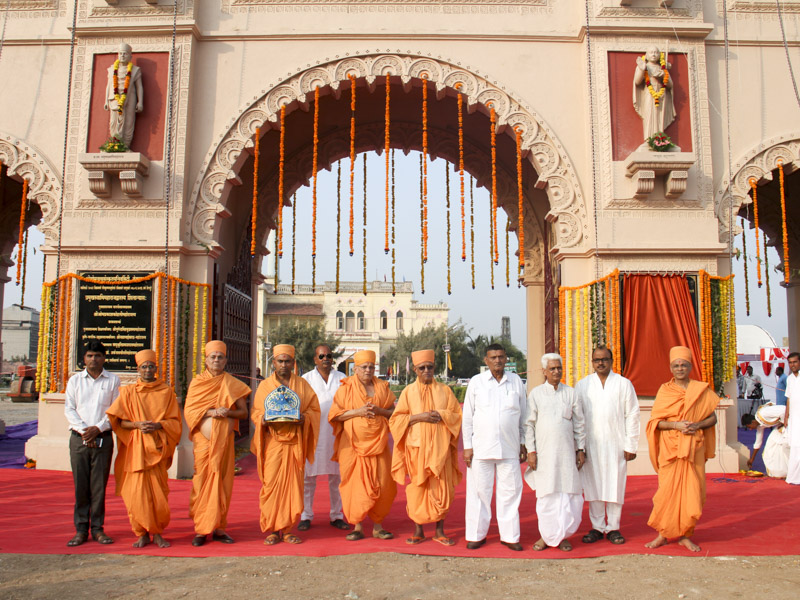 Senior sadhus and dignitaries 