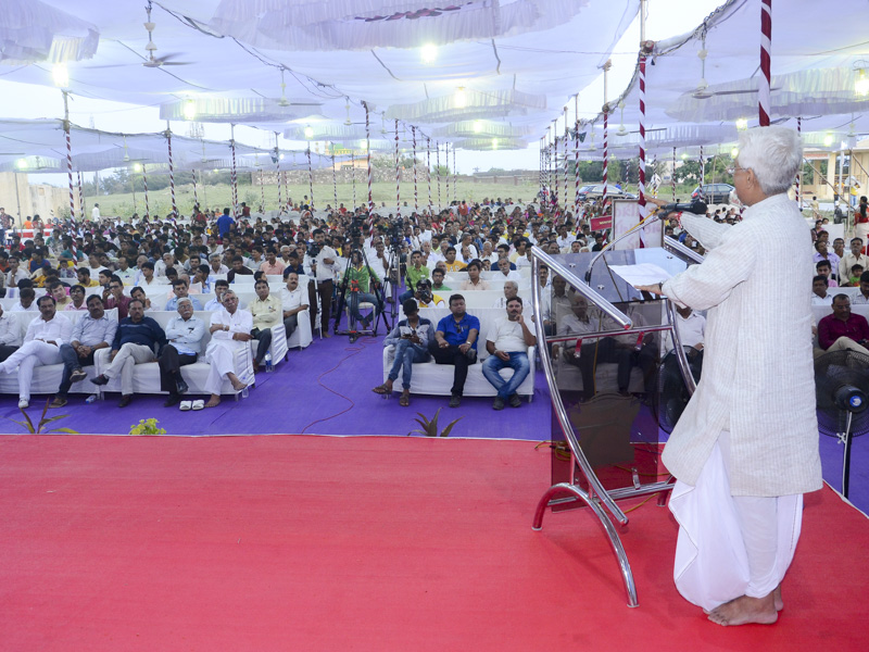 Shri Arknath Chaudhary addresses the assembly