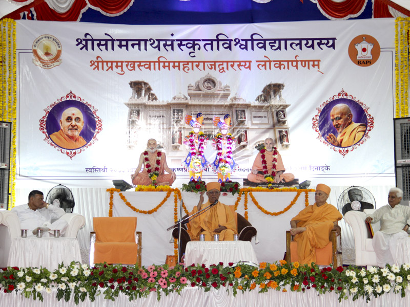 Pujya Doctor Swami addresses the assembly