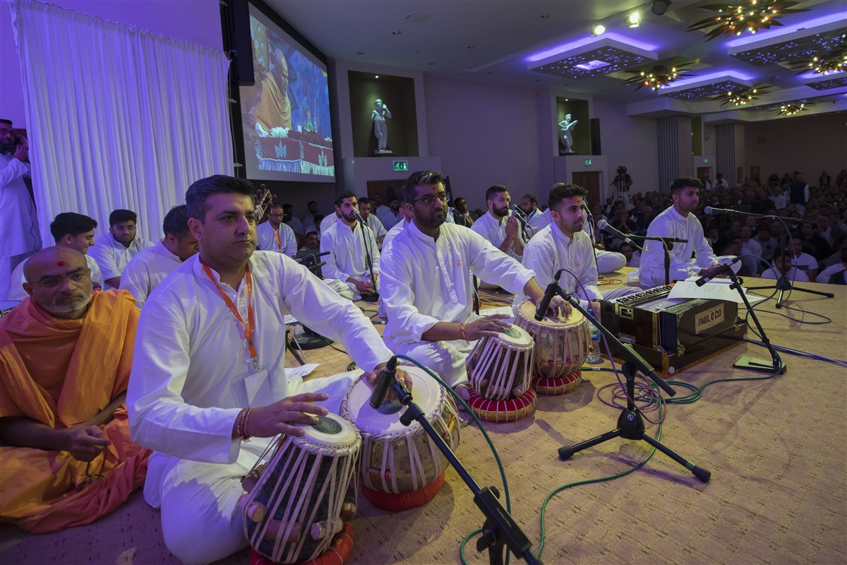 Devotees from around the UK sing and perform in Swamishri's puja