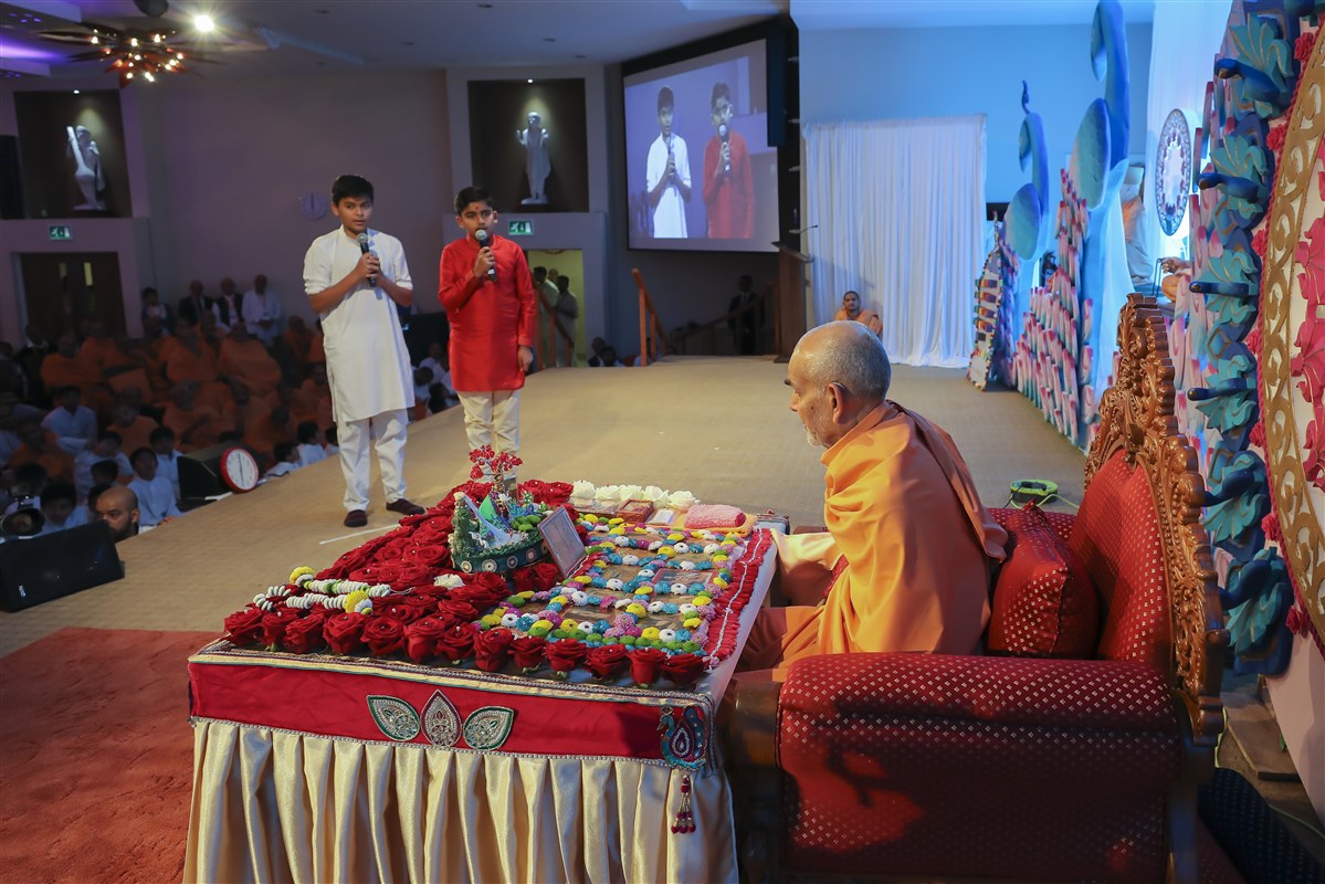 Children from various mandirs and centres recite scriptural passages in Swamishri's puja