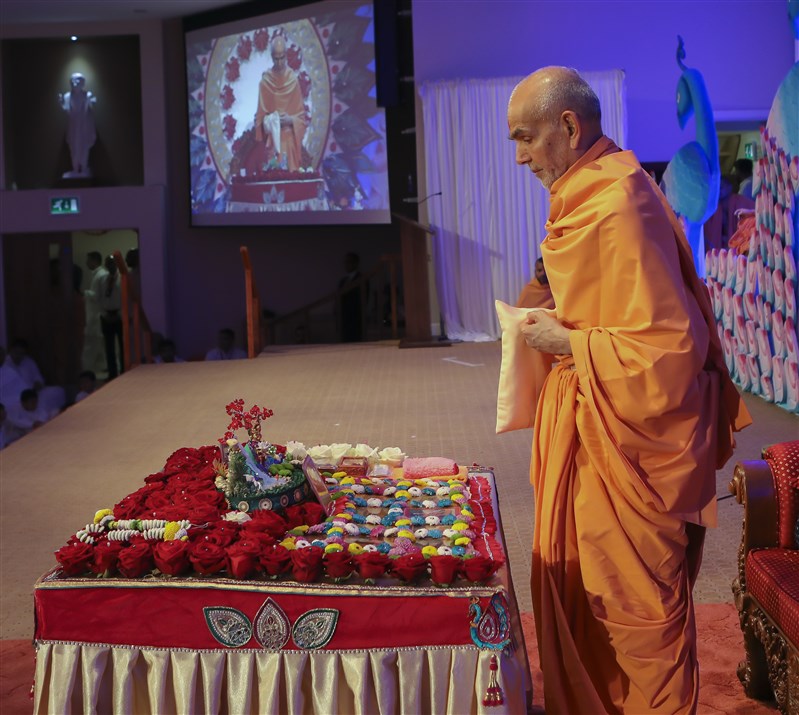 Swamishri performs the tapni mala