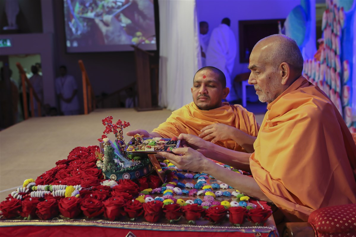 Swamishri offers the thal to Shri Harikrishna Maharaj