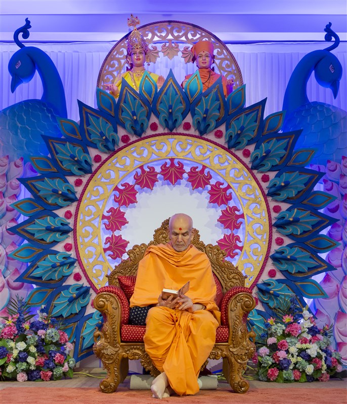 Swamishri reads the Shikshapatri in conclusion to his puja