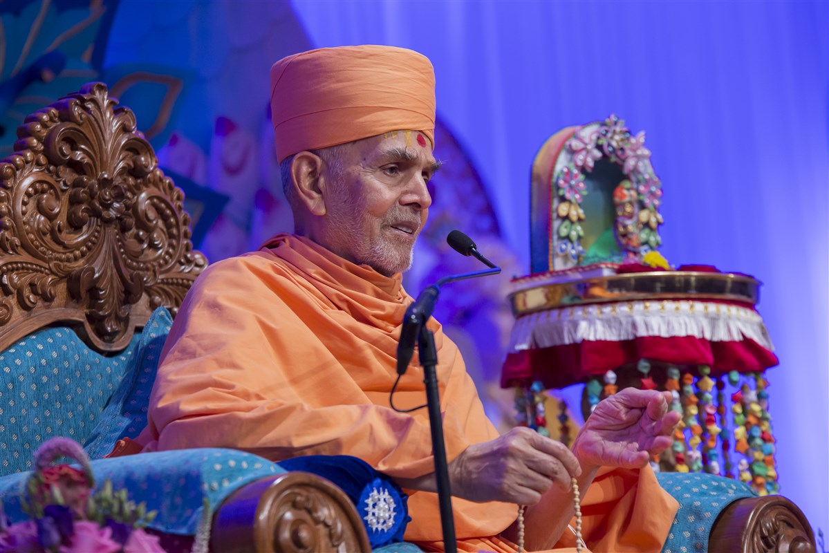 'One should cultivate divyabhav towards others and dasbhav for oneself.' - Mahant Swami Maharaj