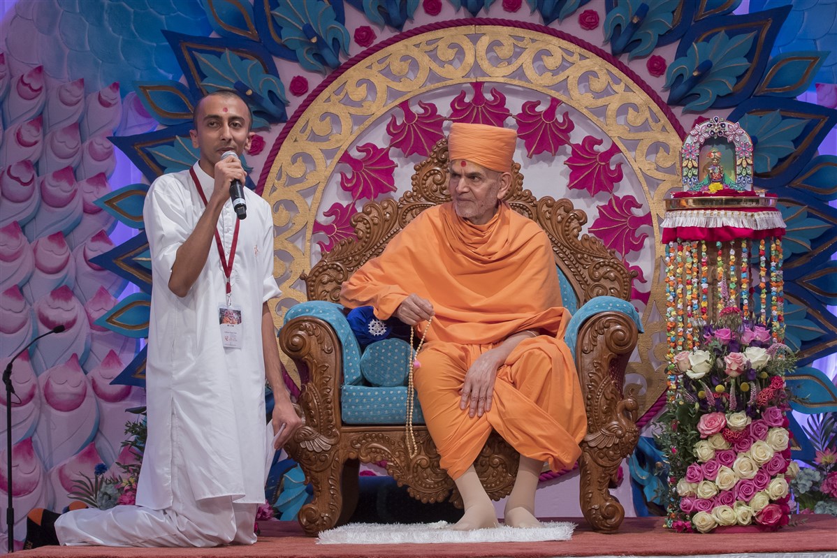 In conclusion, a youth asks Swamishri about the title of the Vachanamrut just delivered, to which Swamishri replies, "Divyabhāv Rākhvo"