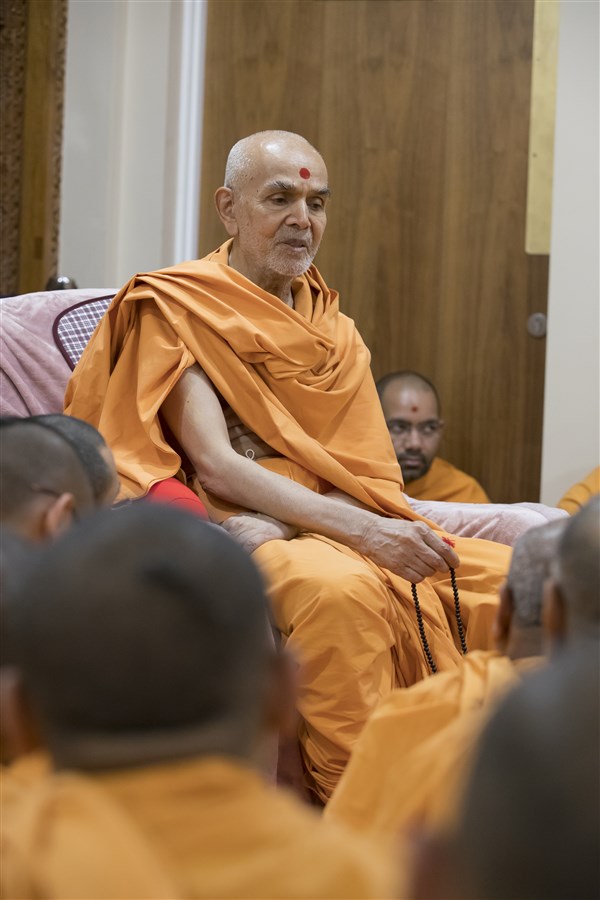 Swamishri addresses the swamis