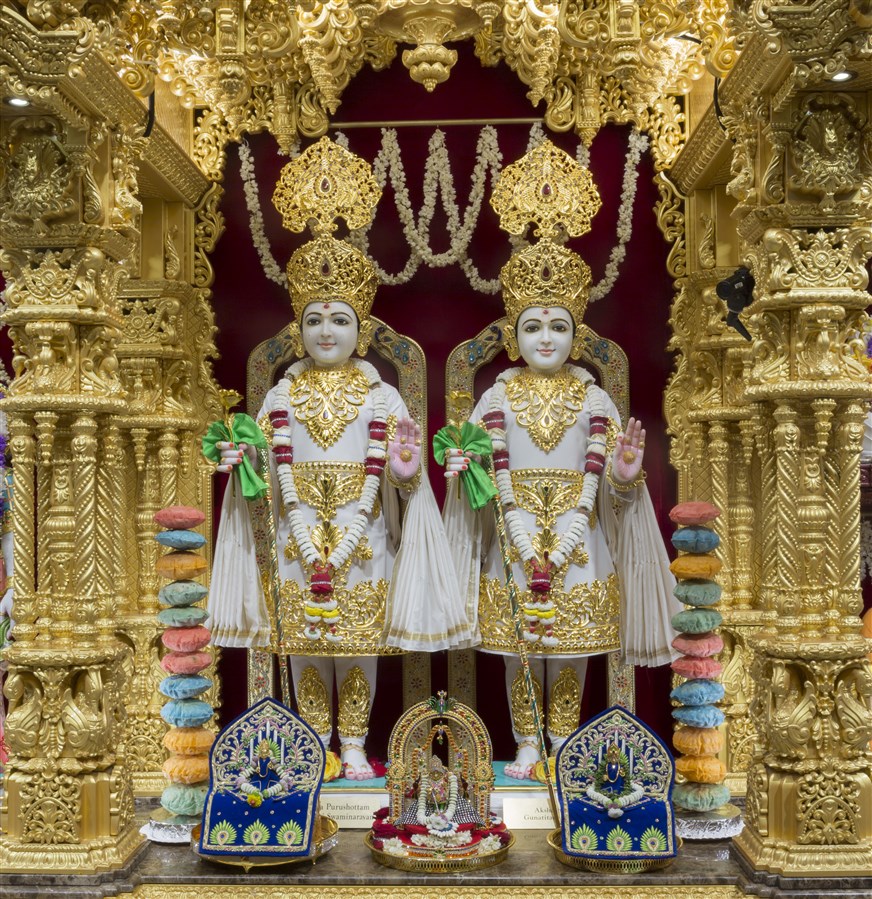 Parabrahma Purushottam Bhagwan Swaminarayan and Aksharbrahma Gunatitanand Swami