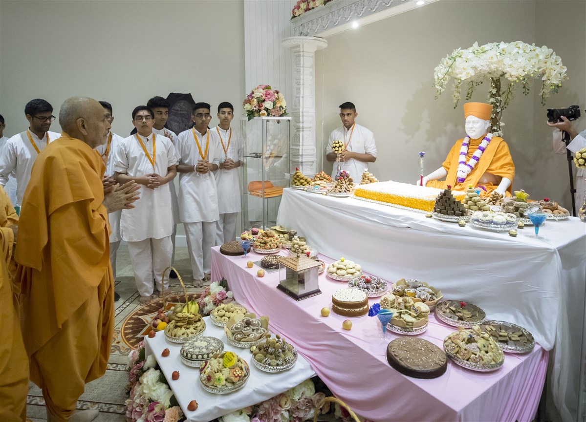 Swamishri observes an annakut prepared by balikas, kishoris and yuvatis