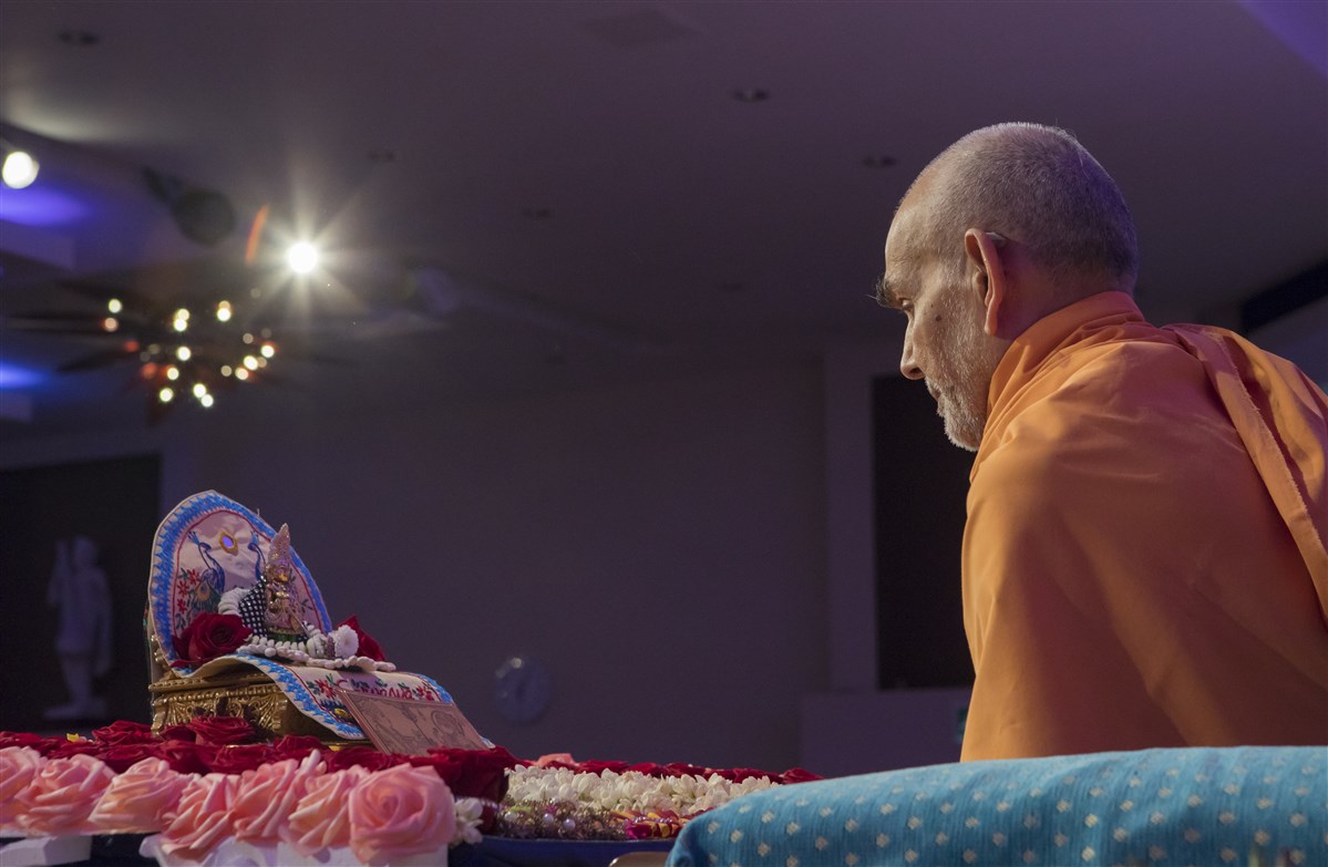 Swamishri commences his morning puja in the assembly hall